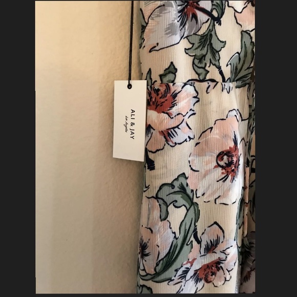 Ali & Jay Floral Lace Up Romper NWT Medium - Picture 8 of 9